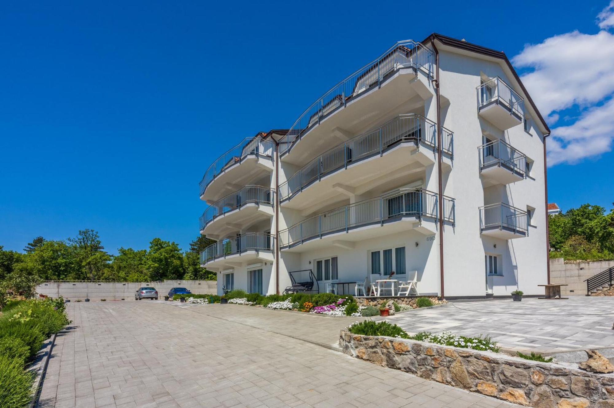 Apartments Sunshine E Crikvenica Bagian luar foto