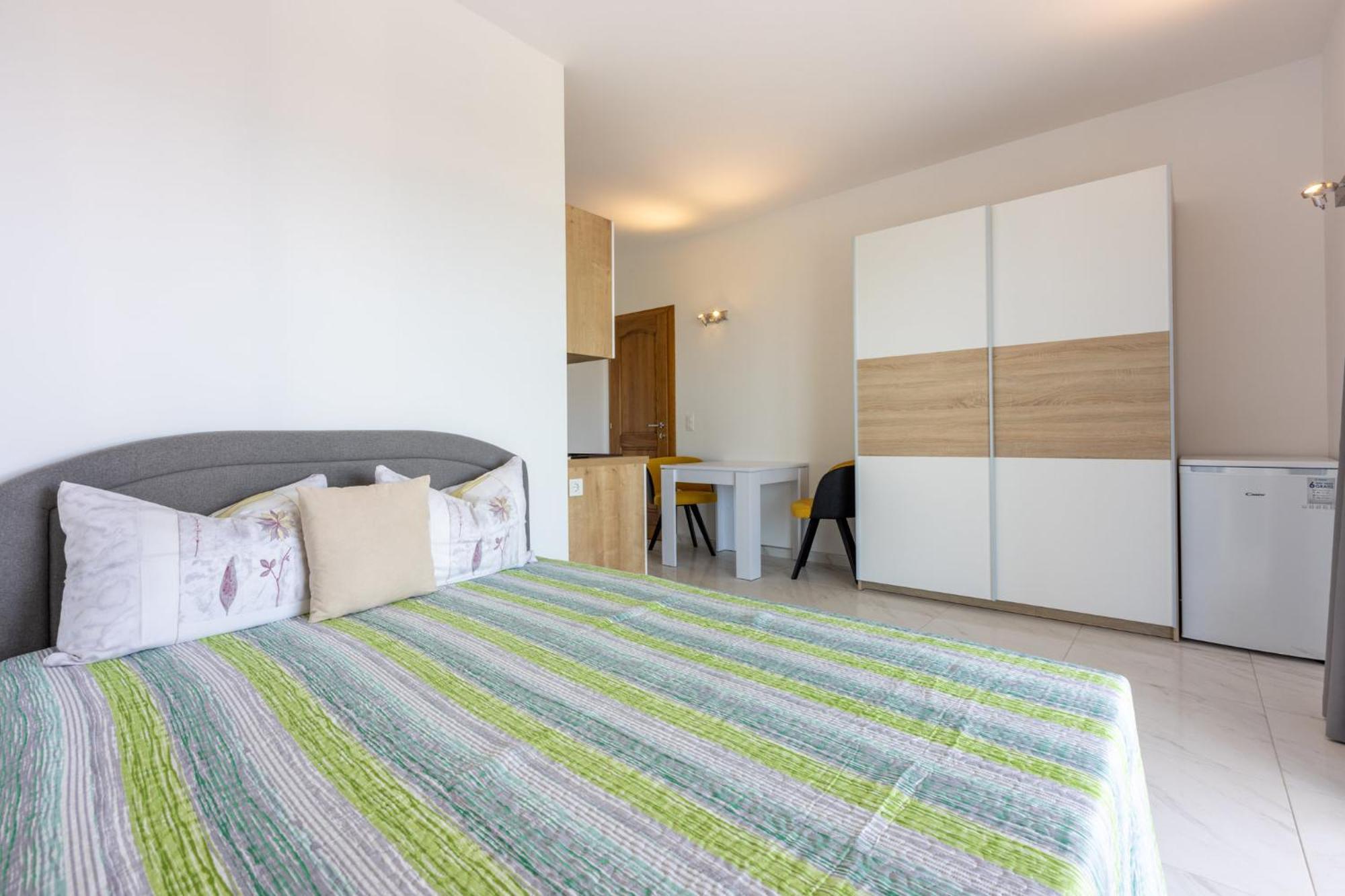 Apartments Sunshine E Crikvenica Bagian luar foto