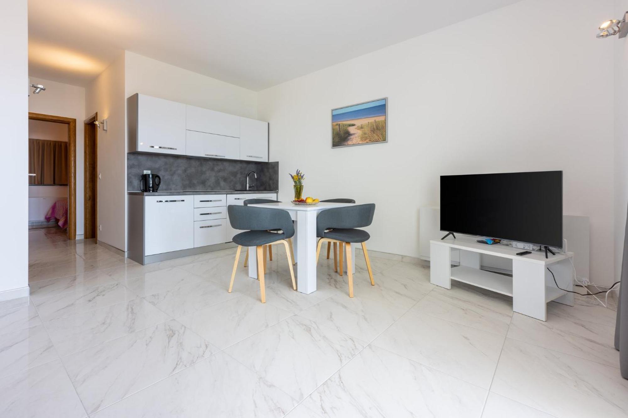 Apartments Sunshine E Crikvenica Bagian luar foto
