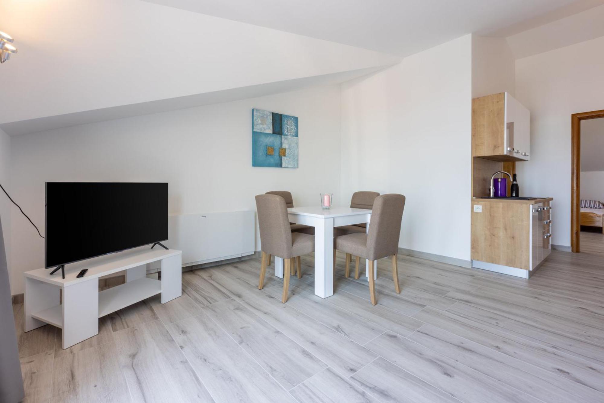 Apartments Sunshine E Crikvenica Bagian luar foto