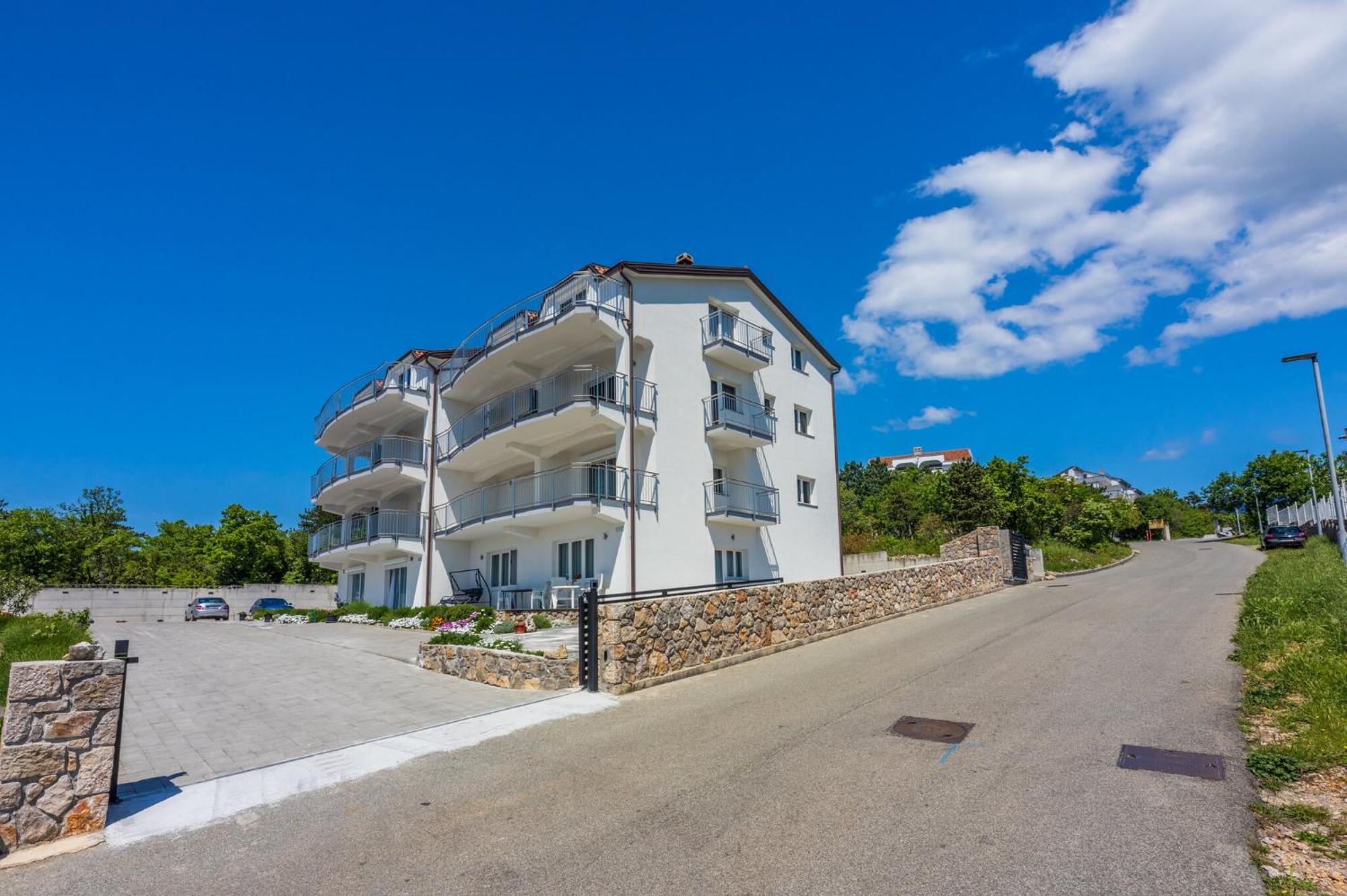 Apartments Sunshine E Crikvenica Bagian luar foto